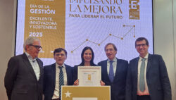 Patricia García recoge el reconocimiento por alcanzar el sello EFQM 600+ que otorga el Club de Excelencia en la Gestión, durante el acto en la Fundación Once.