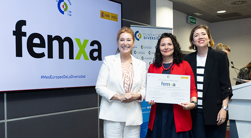 Susana Mallo, representando a Femxa recoge el diploma acreditativo de la renovación de la adhesión a la carta de la diversidad