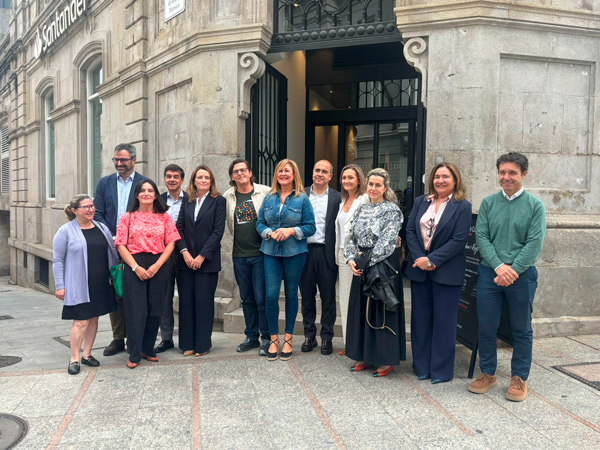 Representantes de instituciones y de Alento posan al final de la rueda de prensa de presentación de los actos del 25 aniversario.