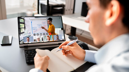 Asistente a una sesión de elearning en modalidad síncrona