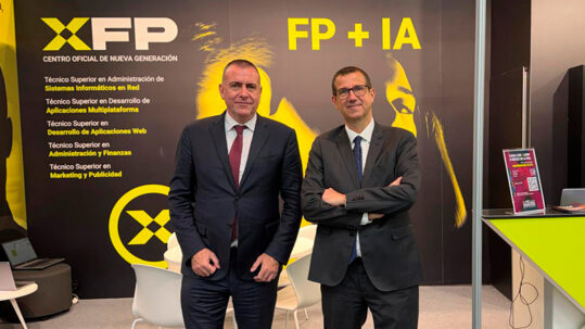 Equipo directivo de Femxa posa en aula durante la feria aula