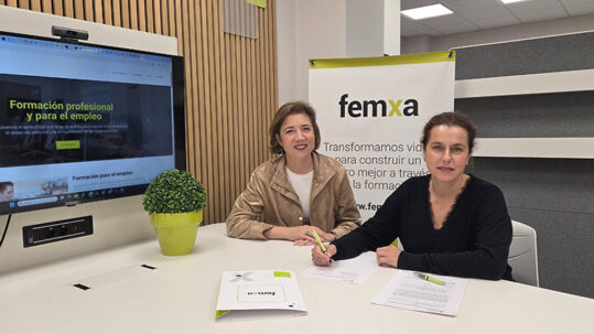 Sonia Río y Montse Bastante firman el convenio de adhesión de Femxa como socia de la Fundación Diversidad