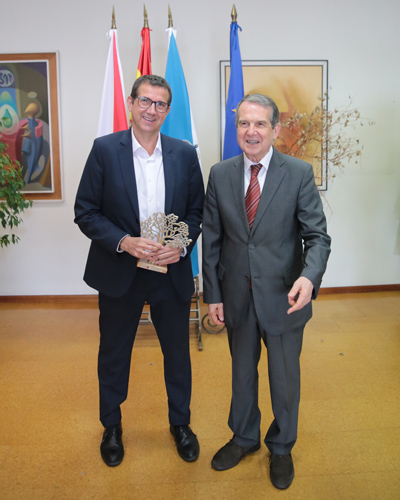 Entrega a Femxa del reconocimiento por apoyar al deporte de Vigo Abel Caballero entrega el reconocimiento a Femxa