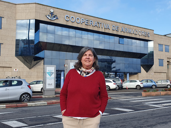 Rosa Meijide posa delante del edificio de ARVI