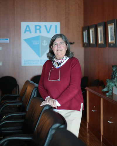 Rosa Meijide posa en la sala de reuniones de ARVI