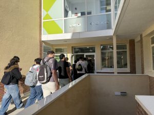 Alumnado entrando en el centro
