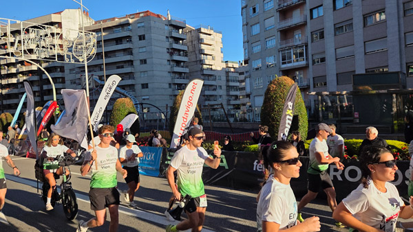 Momento de la salida de la carrera contra el cáncer de Vigo.